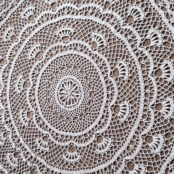 Vintage hand Crocheted round table cloth - Picture 2 of 4